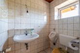 Gäste WC - Zweifamilienhaus mit Schwimmbad, 3 Garagen und großem Grundstück – ideal für Pferdeliebhaber!