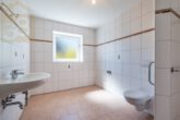 Badezimmer DG - Zweifamilienhaus mit Schwimmbad, 3 Garagen und großem Grundstück – ideal für Pferdeliebhaber!